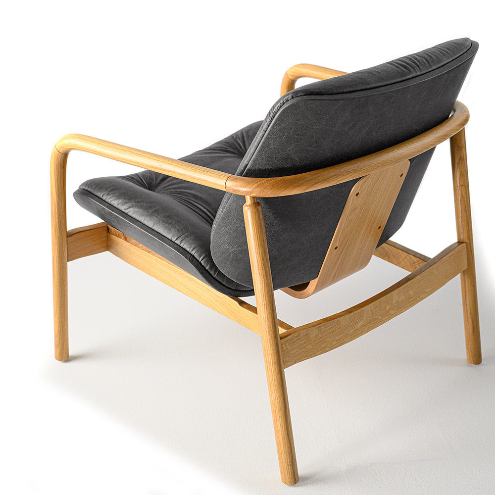 Seitenansicht, die die ergonomische Sitzform und das minimalistische Design hervorhebt.